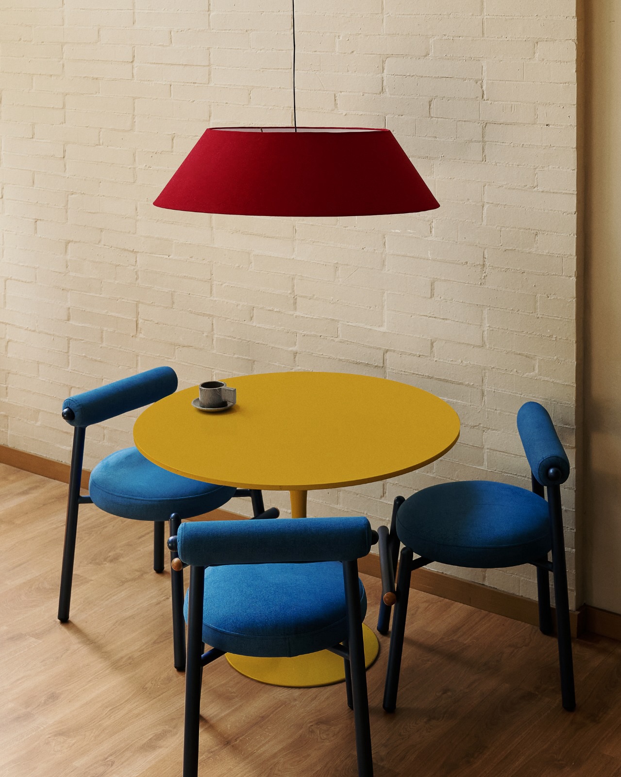 Un paleta de color bien pensada cambia por completo un espacio. Una serie de interiorismo y piezas coloridas junto a enmadera.