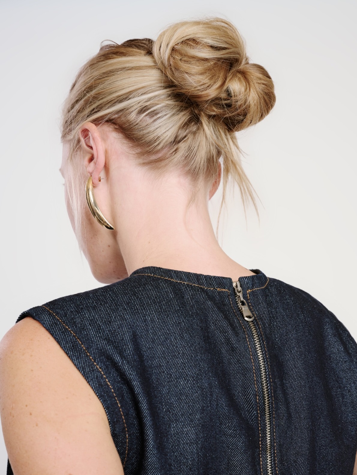 Por un lado hacer lookbooks en un trabajo de precisión. Lo lindo es cuando se puede ver una imagen detrás de la otra con el mismo color, encuadre y luz. Sin embargo mi parte favorita esa foto que se escapa con un aire más creativo donde dejamos un pedacito de nuestra personalidad.