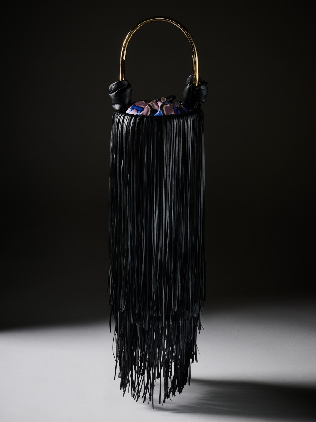 Un claro oscuro de accesorios de Tcherassi con luz favorita de JC.