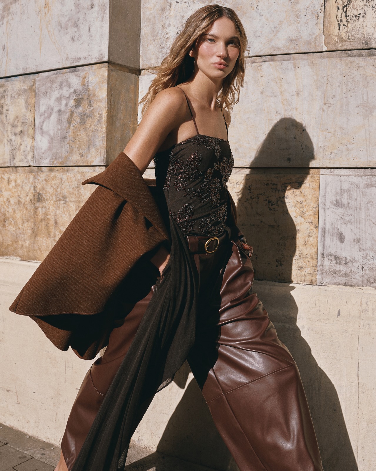 Con Juan hemos trabajado a lo largo de los años in n out. Creo que nuestras primeras fotos fueron al menos 12 años atrás. Siempre es diferente y siempre cada actualizada dura las 8 horas del shoot. Les dejo esta campaña navideña (de todas las que van a empezar a ver por estas fechas) a lo street style en las calles de Bogotá.