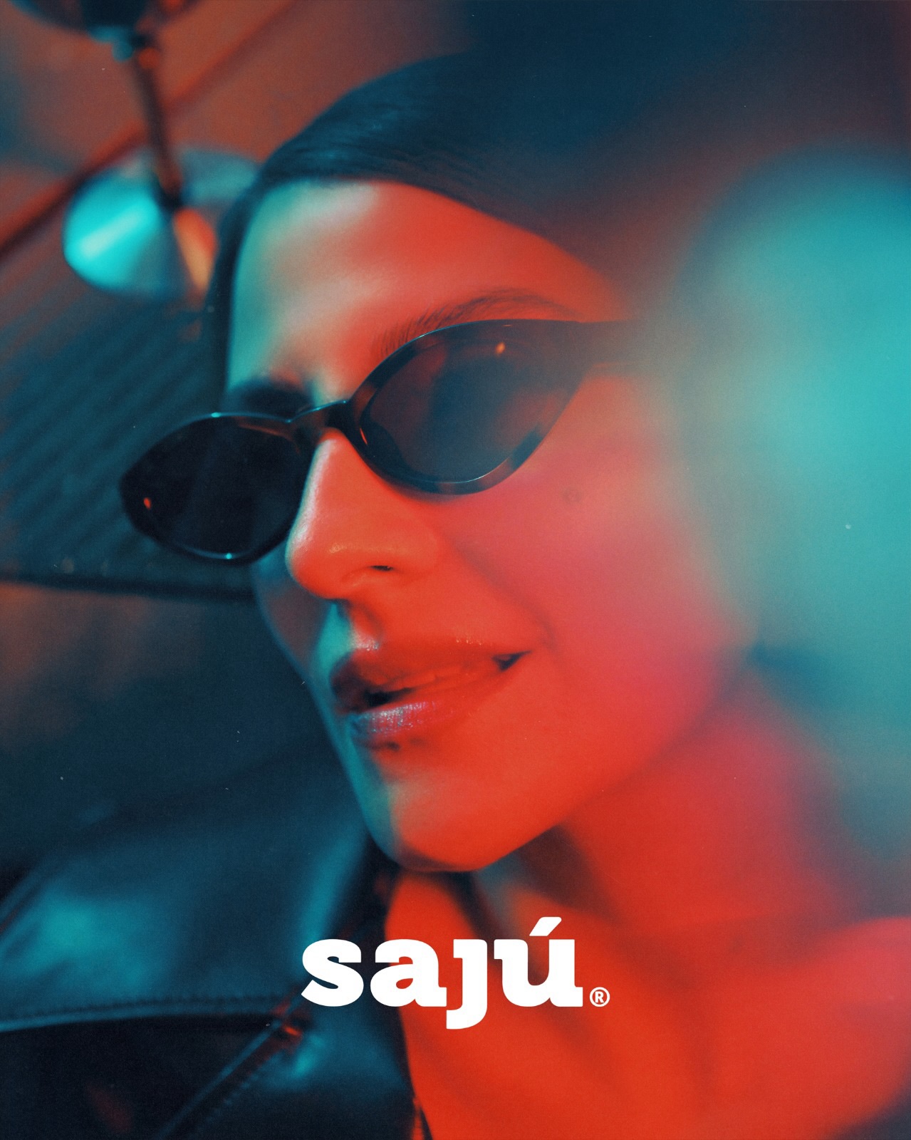 Category is: Gentle Monster directed by Wes Anderson. Con Marce ya hemos hecho varias cosas junto THG, pero en esta ocasión junto a Sajú, fue nuestra protagonista. Es muy refrescante trabajar con una marca que le gusta salirse de lo normal y jugar, la verdad hace año no hacia un shoot de noche, y si bien salimos agotados valió la pena cada minuto. Desempolvamos las gelatinas de color y lo dimos todo para hacer realidad este collab.