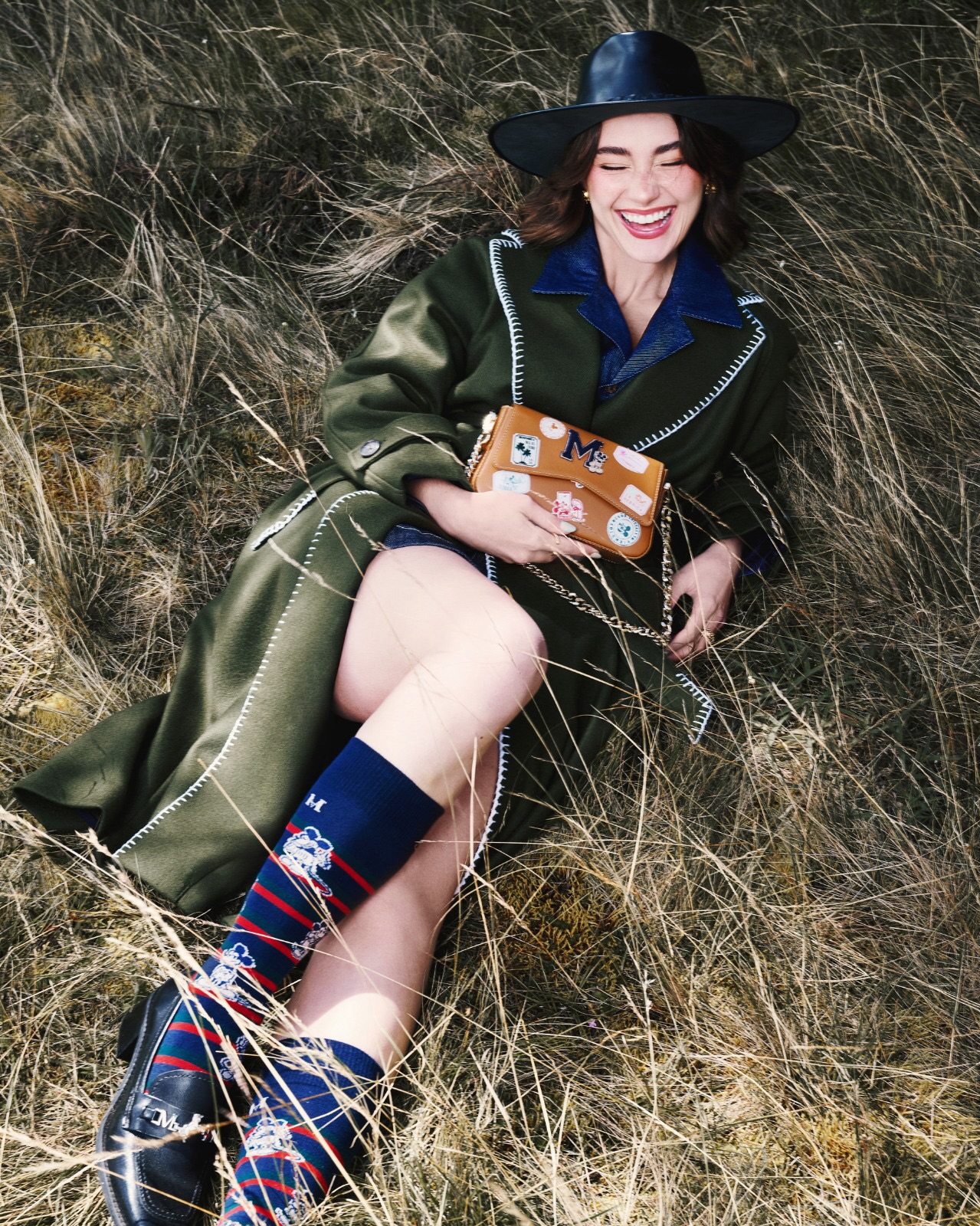 La última tanda de MH de este año se llama Aventura. Queriamos un lugar que se sintiera inexplorado, natural y con una paleta más muted. Con esta terminamos un año maravilloso junto a la marca y todos sus talentos. Con mucho amor pasamos la página, pero con mucha emoción esperamos todo lo lindo que nos traera el 2026.