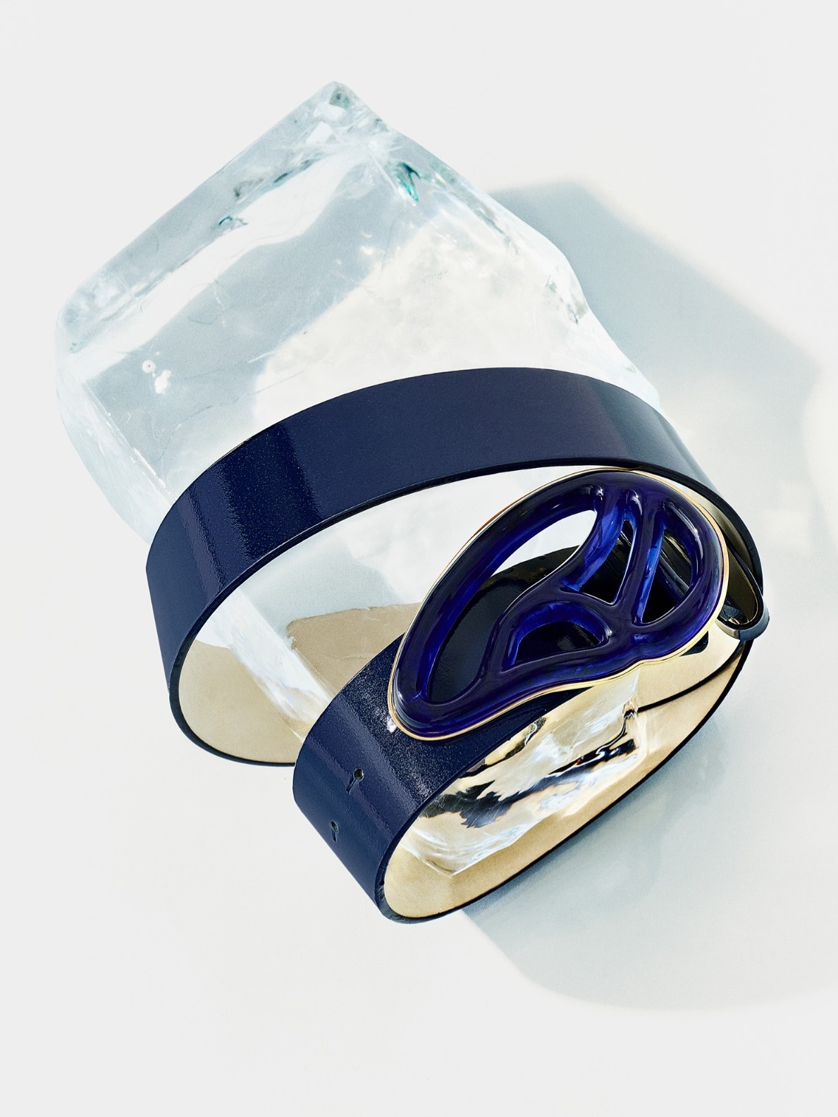 Navidad Tcherassi y con concepto hilado al hielo. De esas ideas que en Pinterest se ven limpias y fáciles, pero que al llevarlas a la realidad esconden horas de prueba, error y obsesión por el detalle.

El hielo tenía que ser especial: no podía congelarse como el normal. Había que eliminar las burbujas y lograr una transparencia absoluta.
El fondo blanco de papel tampoco funcionaba, así que tocó usar vidrio… y claro, el hielo patina, se mueve, se resbala.

Son esos retos los que más disfruto. Porque cuando por fin todo encaja, ver el resultado final cada elemento cumpliendo su función es una emoción difícil de explicar.
Ahí es cuando la imagen se convierte exactamente en lo que debía ser.