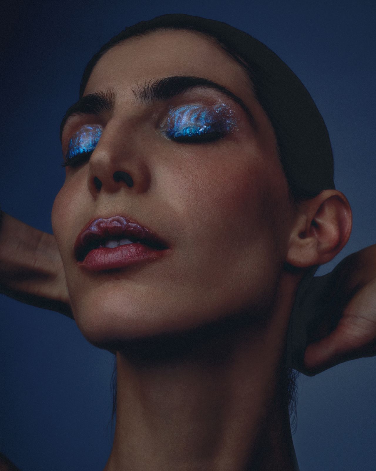 El propósito era hacer una editorial de beauty pero manejarla underexposed para realzar los metalizados. Una idea de Ivana en la que todos pusimos lo mejor de nosotros para hacerla realidad. Esos ejercicios creativos son los que nos recargan y nos hacen fluir la creatividad.