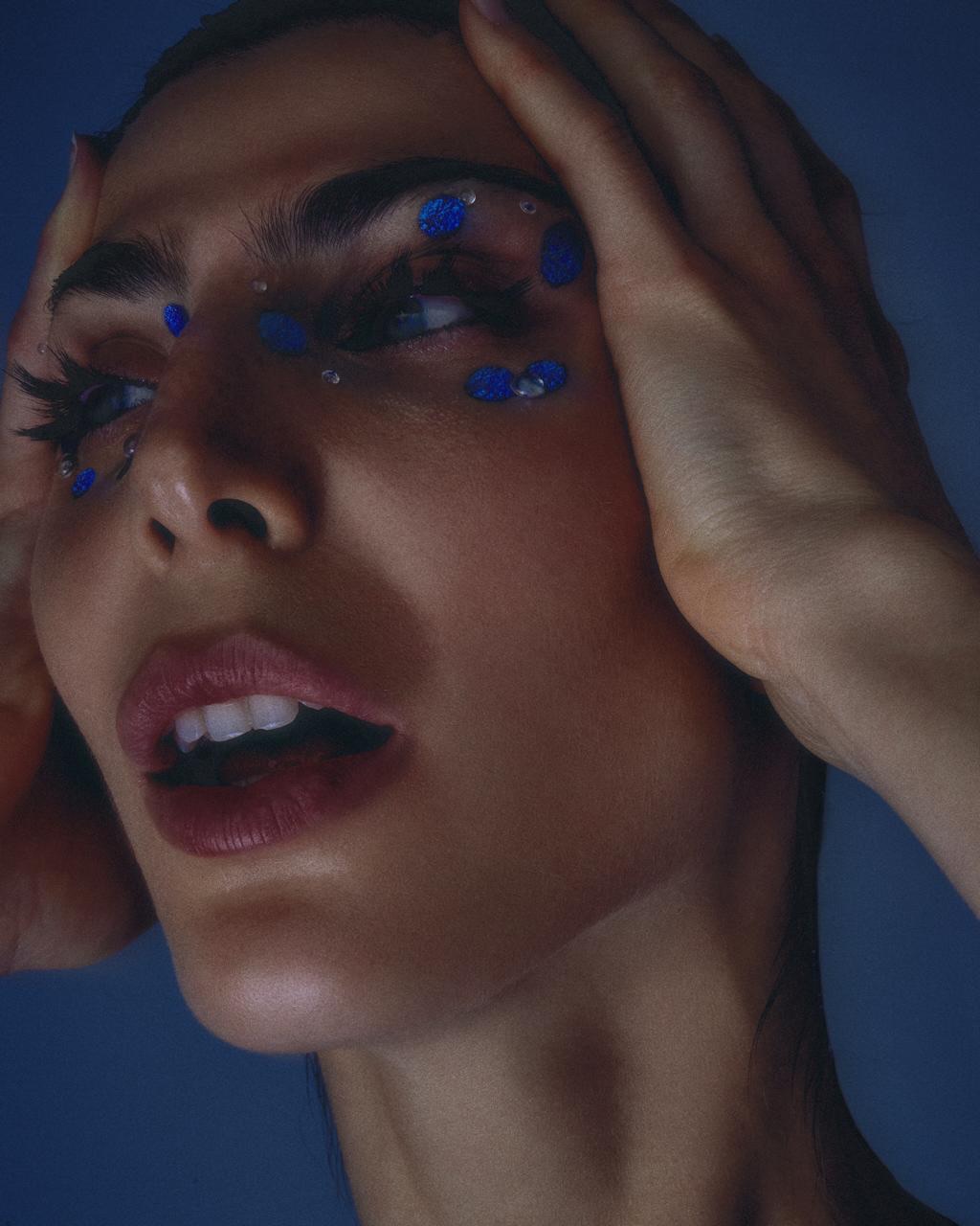 Parte 02 de esta editorial subexpuesta explorando formas alternativas de retratar beauty.