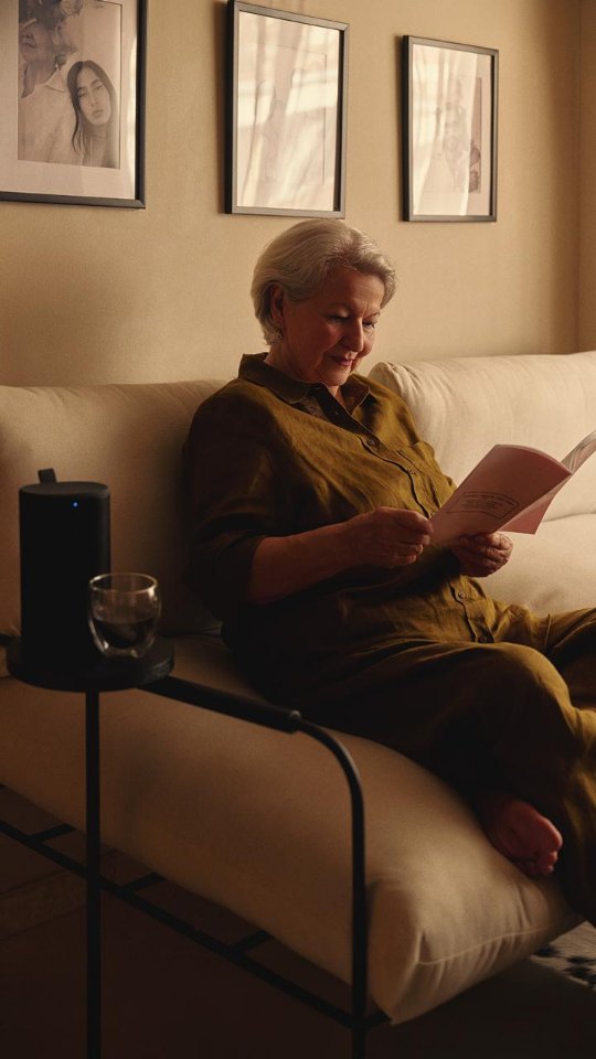 Celebrar el día de las madres es mimarlas y darles gusto en todo. Con mi mamá hicimos mi comida favorita de su recetario, caserita, arrunchis, helado y quedó muy feliz con su nuevo parlante sonos play para escuchar música donde sea! Y bueno, la actualizada de retratos que siempre le hago de vacaciones. Feliz día a todas las mamás!